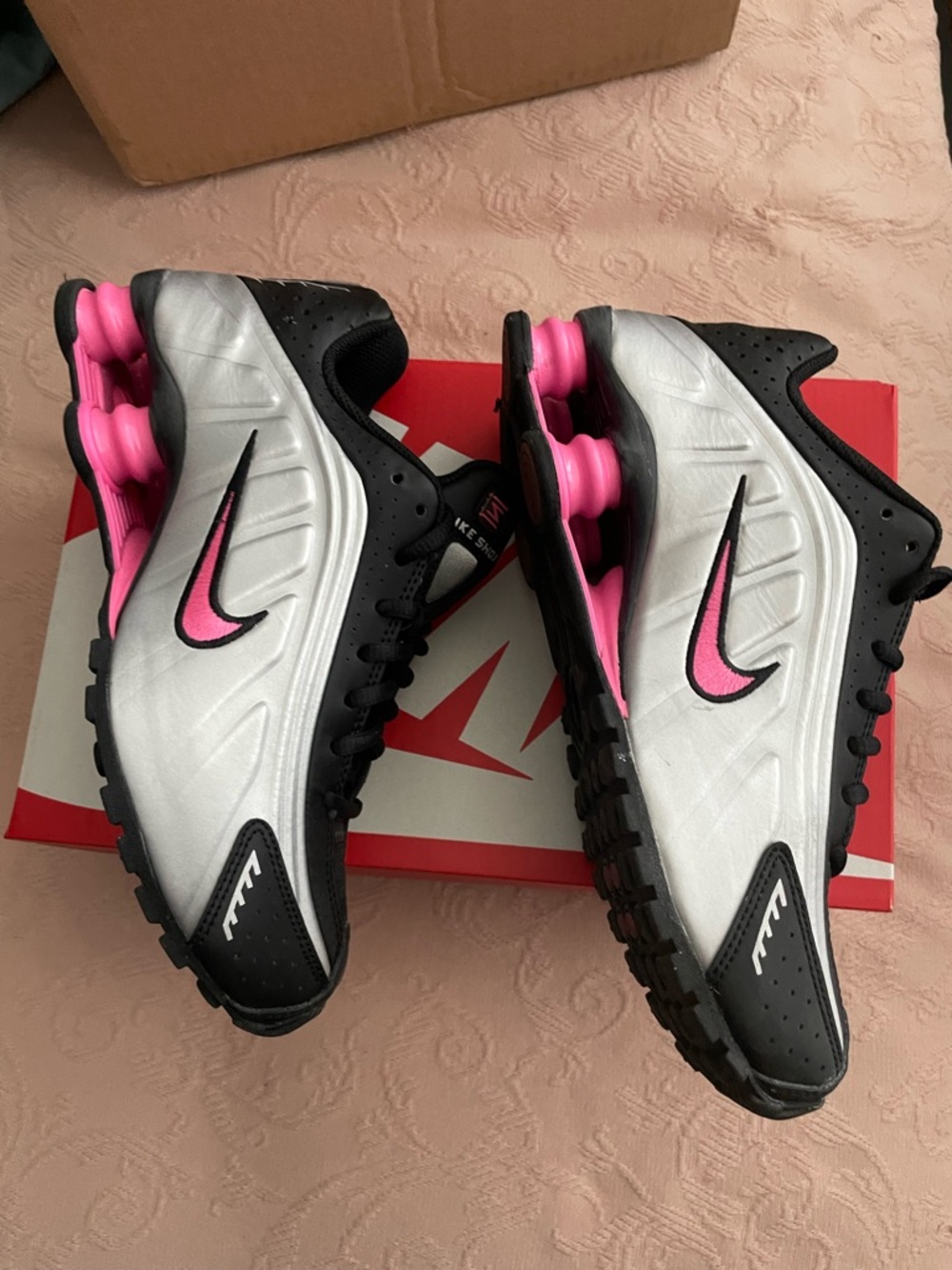 Nike Shox R4  Size 6Y